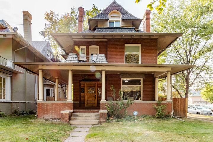 Staying In Denver? 6 Reasons To Choose An Airbnb Instead of a Hotel